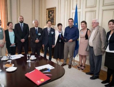 Συνάντηση Αλ. Τσίπρα με μέλη του «Πλοίου της Ειρήνης» (φωτό)